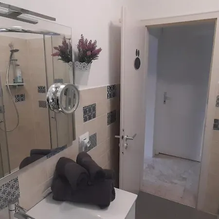 לינה וארוחת בוקר Homesuitehome מראנו